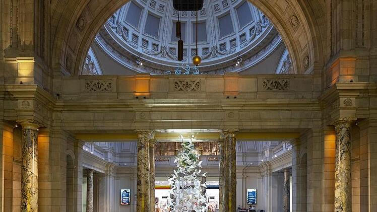 Im Foyer des Victoria & Albert-Museums in London steht seit Dienstag dieser Weihnachtsbaum, der in Coburg entworfen und gestaltet wurde.Victoria and Albert Museum, London