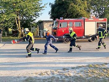 Leistungsprüfung der FFW Pautzfeld mit Mund-Nasen-Schutzmaske  Foto: Matthias Erlwein
