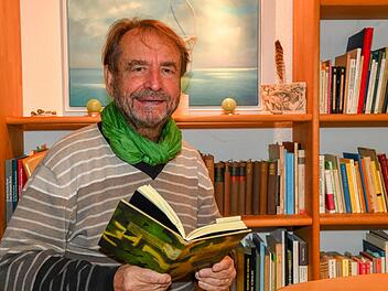 Johannes Heiner vor der Bücherwand im Poxdorfer Lesehaus, einem Ort zum Austausch über die Literatur Ronald Rinklef