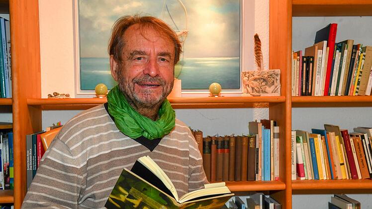Johannes Heiner vor der Bücherwand im Poxdorfer Lesehaus, einem Ort zum Austausch über die Literatur Ronald Rinklef