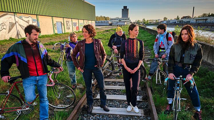 Die "Velo Punks" und zwei Ermittlerinen (von links): Theo (Camill Jammal), Liss (Rabea L&uuml;thi), Kommissarin Lena Odenthal (Ulrike Folkerts), Eddi (Leonard Kunz), Kommissarin Johanna Stern (Lisa Bitter), Kette (Ali Reza Ahmadi) und Zoe (Antje Traue).