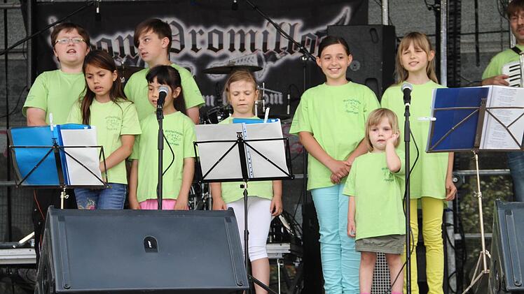 Der Kinderchor Mistelfelder Spatzen erfreute mit einem fröhlichen Ständchen. Fotos: Gerda Völk