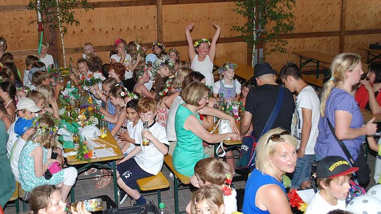 Ein bunt gemischtes Völkchen fiebert dem Auftritt ihrer Klassenkameraden entgegen.
