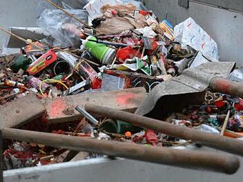 Gestern waren städtische Mitarbeiter - wie hier in Münnerstadt - unterwegs, um die Spuren der Nacht zu beseitigen. Foto: Björn Hein