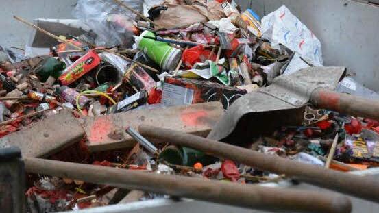 Gestern waren städtische Mitarbeiter - wie hier in Münnerstadt - unterwegs, um die Spuren der Nacht zu beseitigen. Foto: Björn Hein