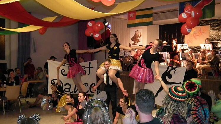 Die Mädels von "Just Dance" (Ebenhausen) erfüllten sich ihren Traum vom Schulmädchen zum großen Star. Foto: Stefan Geiger