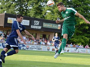 Bild mit Symbolcharakter: Der TSV Neudrossenfeld hatte beim SSV Kasendorf klar die Feldhoheit. Hier köpft Sebastian Lattermann, links der Kasendorfer Sebastian Wirth.  Foto: Alexander Muck