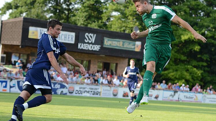Bild mit Symbolcharakter: Der TSV Neudrossenfeld hatte beim SSV Kasendorf klar die Feldhoheit. Hier köpft Sebastian Lattermann, links der Kasendorfer Sebastian Wirth.  Foto: Alexander Muck