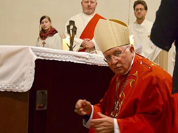 Die zentrale Handlung des Abends: Weihbischof Ulrich Boom hat soeben das Reliquienkästchen in der Kapsel des Altars platziert. Hier wartet er kurz darauf, die Platte überreicht zu bekommen, mit der er die Kapsel wieder verschließen kann. Foto: Kathrin Kupka-Hahn