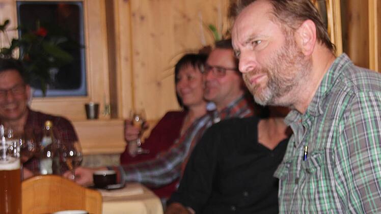 Aber auch skeptische Nachfragen. Szene aus der Südtiroler Stube "Beim Peppo".Foto: Ralf Kestel