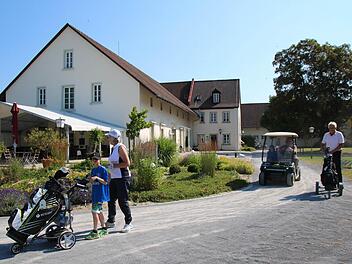 Das Funktionsgebäude des Golfclubs, in dem sich unter anderem auch das Golfrestaurant befindet, soll um- und angebaut werden. Im Dachgeschoss werden neue, großzügige Sanitärräume und Umkleiden entstehen. Foto: Heike Beudert