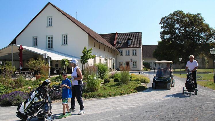 Das Funktionsgebäude des Golfclubs, in dem sich unter anderem auch das Golfrestaurant befindet, soll um- und angebaut werden. Im Dachgeschoss werden neue, großzügige Sanitärräume und Umkleiden entstehen. Foto: Heike Beudert