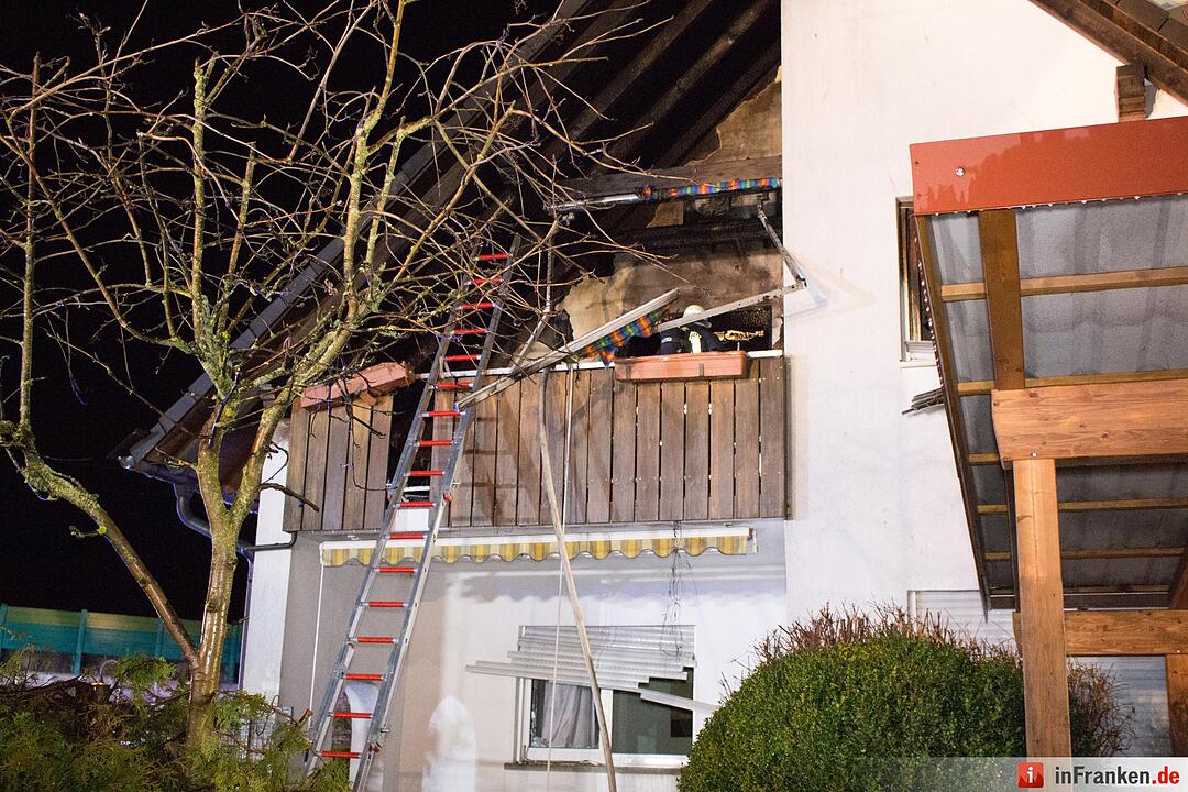 Wohnhaus wird durch Blitzschlag ein Raub der Flammen - Bewohner können sich rechtzeitig retten - Brand hält rund 100 Feuerwehrleute in Atem