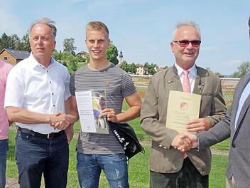 Sonderehrungen beim VfB Autenhausen (von links): Matthias Roppelt, Hans-Ulrich Rödel, Maximilian Tranziska, Ulrich Hofmann, Manuel Gruber  Foto: Doris Weidner
