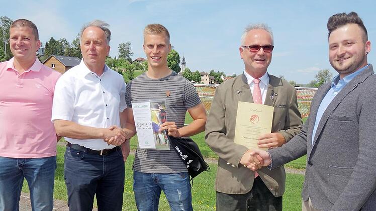 Sonderehrungen beim VfB Autenhausen (von links): Matthias Roppelt, Hans-Ulrich Rödel, Maximilian Tranziska, Ulrich Hofmann, Manuel Gruber  Foto: Doris Weidner