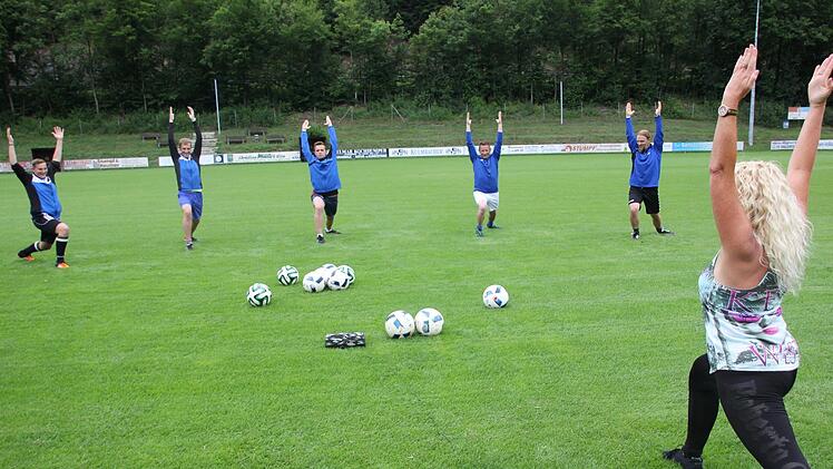 Viele Bewegungen sind sonst nicht Teil eines Fußballtrainings. Foto: Andreas Schmitt
