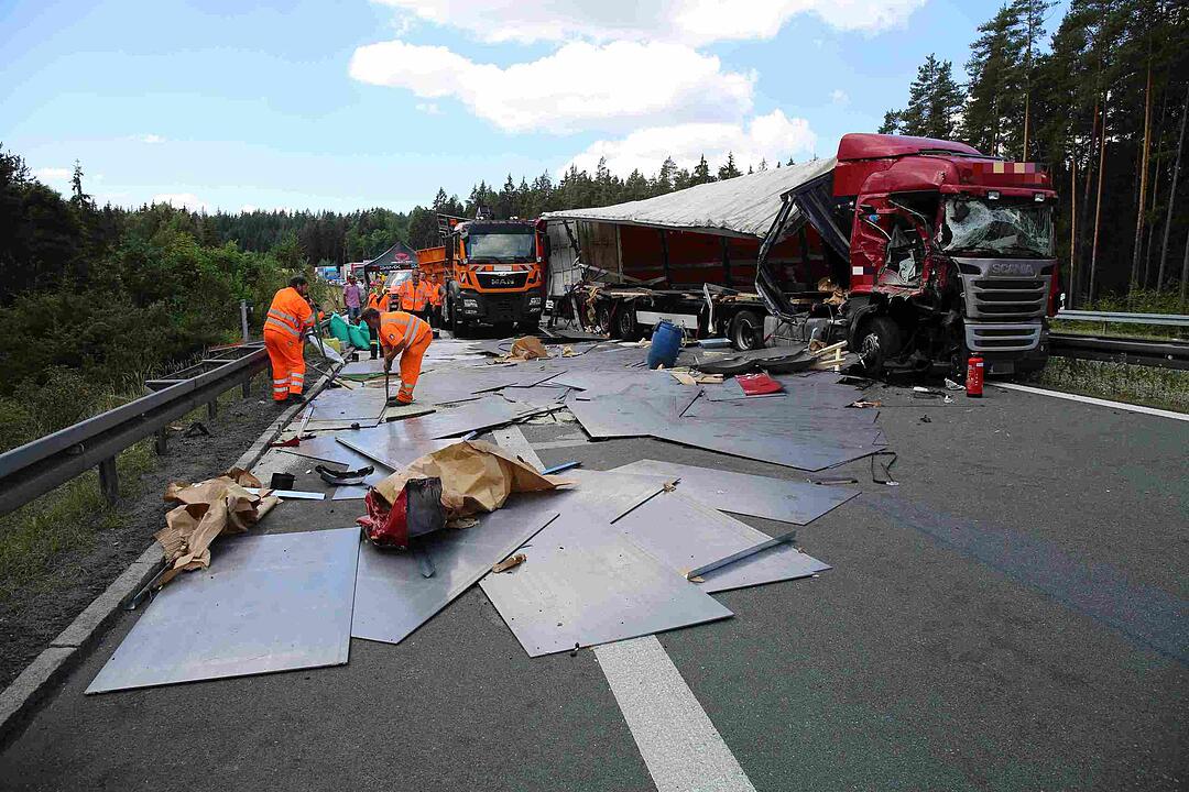 Lkw-Unfall auf A93: Stahlplatten fliegen vom Sattelzug
