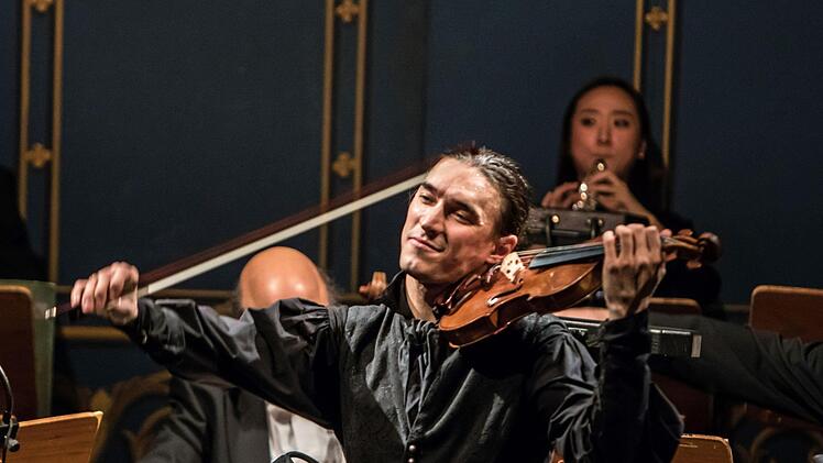 Begeisterten Applaus gab es für Sergey Malov als Solist und Dirigent und für das Philharmonische Orchester beim Sinfoniekonzert im Landestheater Coburg.Foto: Jochen Berger