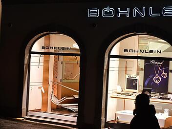 Ein solch brachialer Einbruch ist  laut Kripo-Chef Ralf Popp  lange nicht mehr vorgekommen: Am 14. Januar sind vier noch unbekannte Täter mit einem Auto rückwärts in das linke Schaufenster eines Juweliergeschäfts am Grünen Markt gefahren.  Foto: Ronald Rinklef