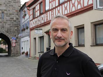Hätte die Schranne erst einmal nicht gekauft: Höchstadts CSU-Chef Alexander Schulz kritisiert den Bürgermeister, der   ein zu schnelles Händchen beim Immobilienkauf habe.  Stadt-Eigentum sind unter anderem die  Schranne, das Von-der-Saal-Anwesen, das marode Haus in der Unteren Brauhausgasse und die leerstehende Post am Marktplatz. Foto: Christian Bauriedel