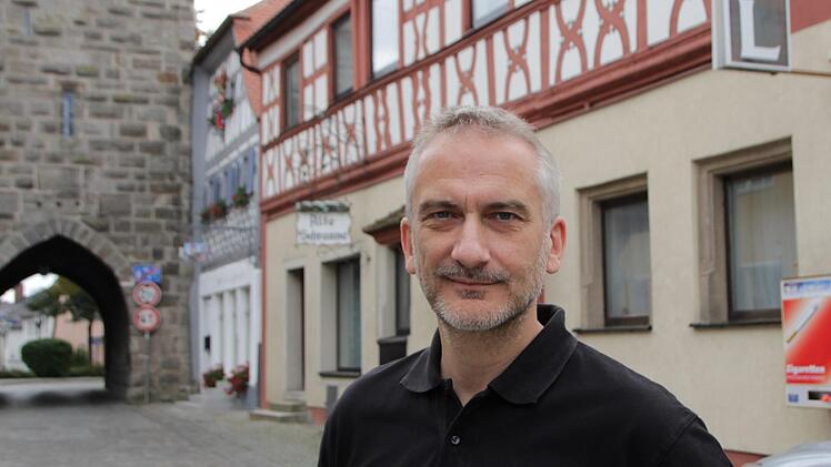 Hätte die Schranne erst einmal nicht gekauft: Höchstadts CSU-Chef Alexander Schulz kritisiert den Bürgermeister, der   ein zu schnelles Händchen beim Immobilienkauf habe.  Stadt-Eigentum sind unter anderem die  Schranne, das Von-der-Saal-Anwesen, das marode Haus in der Unteren Brauhausgasse und die leerstehende Post am Marktplatz. Foto: Christian Bauriedel