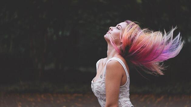 Einer US-Studie zufolge soll die regelm&auml;&szlig;ige Anwendung von Haarf&auml;rbemitteln das Brustkrebsrisiko bei Frauen um 9 Prozent erh&ouml;hen. Symbolfoto: pexels.com/pixabay.com