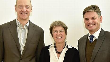 Uni-Pr&auml;sident Joachim Hornegger (r.) gratuliert Roland Busch (l.), dem neuen Vorsitzenden des Universit&auml;tsrates der FAU, und Christine Lubkoll als Stellvertreterin.  Foto: Boris Mijat