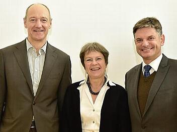 Uni-Präsident Joachim Hornegger (r.) gratuliert Roland Busch (l.), dem neuen Vorsitzenden des Universitätsrates der FAU, und Christine Lubkoll als Stellvertreterin.  Foto: Boris Mijat