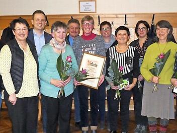 Der Gesangverein Elsa ehrte langjährige treue Sängerinnen (von links): Leopold Schindler, Christine Fischer, Bürgermeister Tobias Ehrlicher, Irmgard Hopf, Heinz Heilingloh, Gabriele Endert, Tamara Cimander, Helga Hütter, Tanja Heilingloh, Karin Knauf und Anita Wank.  Foto: Karin Günther