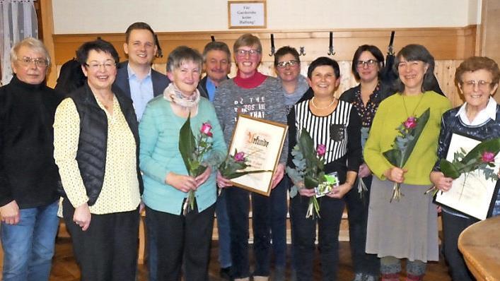 Der Gesangverein Elsa ehrte langjährige treue Sängerinnen (von links): Leopold Schindler, Christine Fischer, Bürgermeister Tobias Ehrlicher, Irmgard Hopf, Heinz Heilingloh, Gabriele Endert, Tamara Cimander, Helga Hütter, Tanja Heilingloh, Karin Knauf und Anita Wank.  Foto: Karin Günther