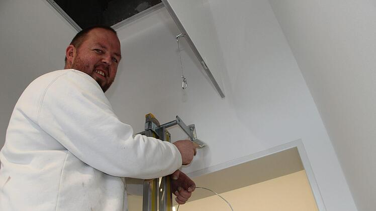 Dominik Kuhn arbeitet bei der Firma Bruckmüller als Maler und Verputzer.Heike Beudert