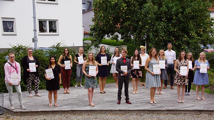 Die Klasse IIIb der Fachakademie für Sozialpägagogik Haßfurt mit Kevin Beller (vorne, Mitte), der die Abschiedsrede der Studierenden hielt.