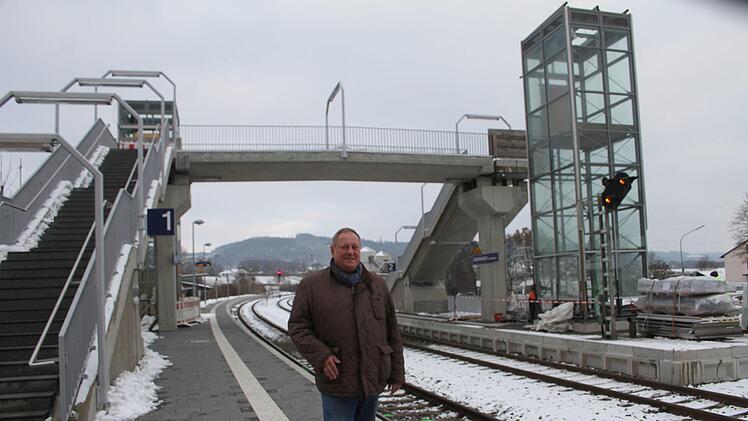 Der Beginn der Installation ist  für Bürgermeister Volker Schmiechen (SPD)  fast so etwas wie ein Weihnachtswunder. Foto: Sonny Adam