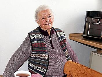 99 Jahre ist Margarete Fischer aus Geroldswind. Sie trinkt gerne Tee und ist geistig auf der Höhe, und sie lebt mit altersbedingten Einschränkungen recht gut.