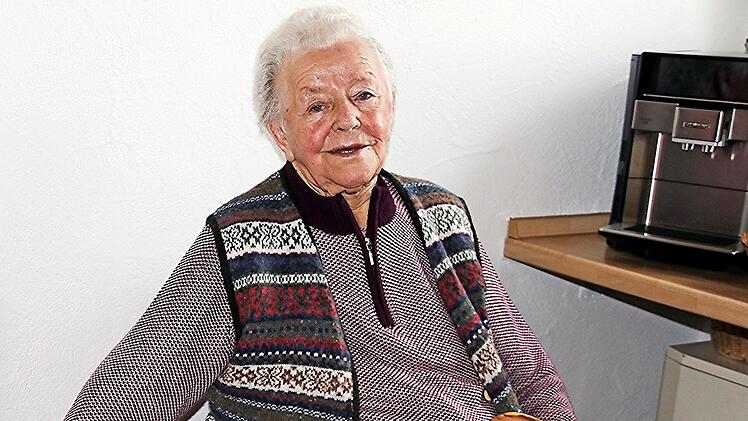 99 Jahre ist Margarete Fischer aus Geroldswind. Sie trinkt gerne Tee und ist geistig auf der Höhe, und sie lebt mit altersbedingten Einschränkungen recht gut.