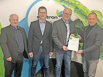 Bei der Übergabe der Urkunde (v. r.): Bayerns Umweltminister Thorsten Glauber, Kai Lenfert (Geschäftsführer), Michael Walter, (Elektron-Systeme) und Rudolf Braun (Bürgermeister Weißenohe)