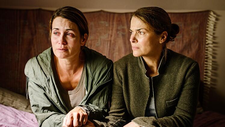 Silke Broder (Anja Kling, links), die Mutter des Opfers, wird von Nachbarin, Freundin und Kommissarin Hella Christensen (Barbara Auer) betreut.