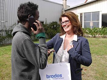 Ahmed und Kerstin Lehmann bei der Übergabe des Smartphones Foto: Pauline Lindner