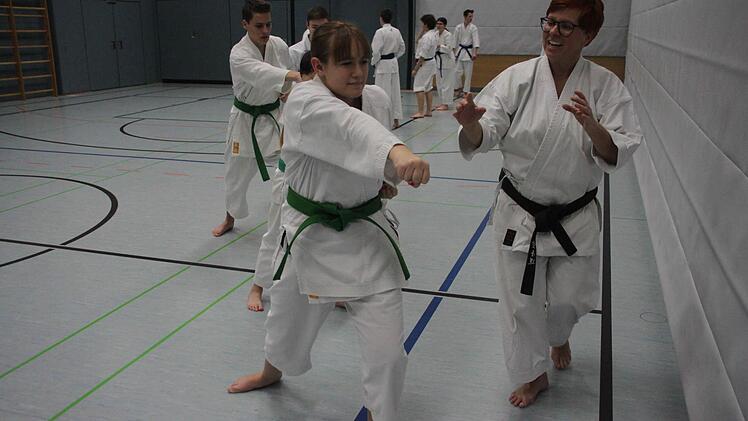 Viele Frauen und Mädchen trainieren in Lichtenfels die japanische Kampfkunst.  Foto: Andreas Schmitt