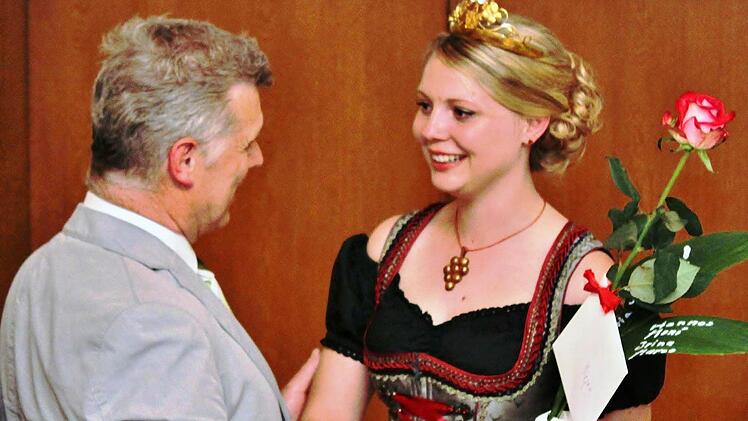 Bürgermeister Alfred Gündling gratuliert Mirjam I. Foto: Werner Vogel