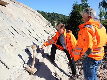 Jens Lausmann (links) und Horst Moser an den Injektionsankern der Brücke  Foto: Friedwald Schedel