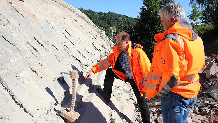 Jens Lausmann (links) und Horst Moser an den Injektionsankern der Brücke  Foto: Friedwald Schedel
