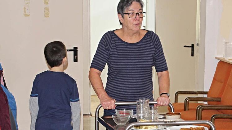 Anita Platzer bei der Essensausgabe.