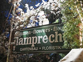 Trotz der bevorstehenden Schließung ist das Blumengeschäft adventlich geschmückt.