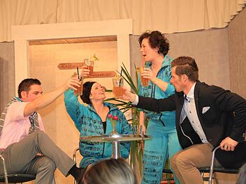 Ein Kurschatten muss her, finden Betty (2. v. l., Christiane Leepa) und Helga (2. v. r., Carmen Hofmann).  Foto: Gerda Völk