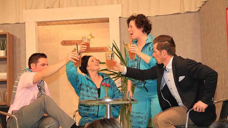 Ein Kurschatten muss her, finden Betty (2. v. l., Christiane Leepa) und Helga (2. v. r., Carmen Hofmann).  Foto: Gerda Völk