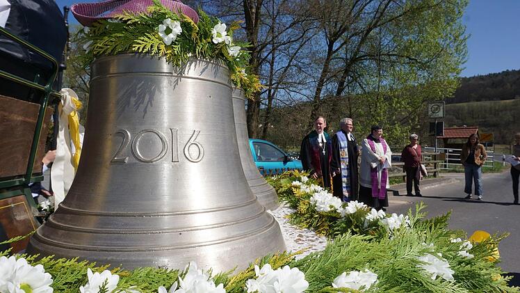 Neue Glocken für Eckarts. In einer Prozession wurden sie durch den Ort zur Kirche gefahren. Foto: Marion Eckert