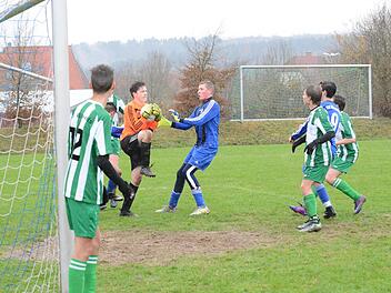Winkels' Torwart Andreas Kohlhepp hat gegen die SG Münnerstadt mit ihrem Torschützen zum zwischenzeitlichen 3:1, Florian Mangold (rechts), einiges zu tun. ssp