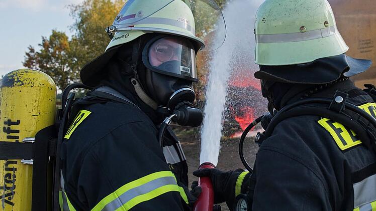 Die Polizei hat einen 19-J&auml;hrigen ermittelt, der offenbar f&uuml;r die Brandserie  am Wochenende im Landkreis Hof verantwortlich ist. Symbolfoto: Ingo Wagner/dpa
