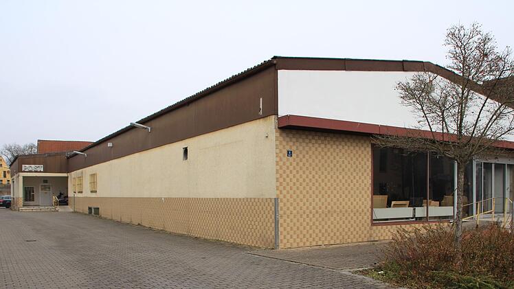 Auch der ehemalige Rewe-Markt wird abgerissen. Foto: Andreas Dorsch